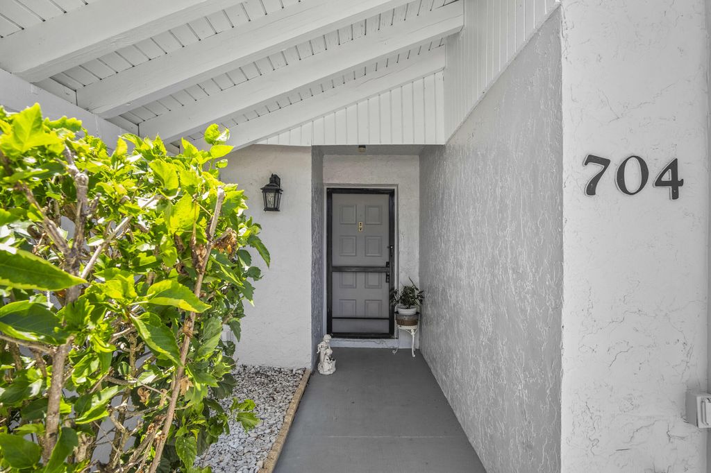 Photo of 704 Lago Road, Delray Beach, FL 33445 (MLS # R11111419)