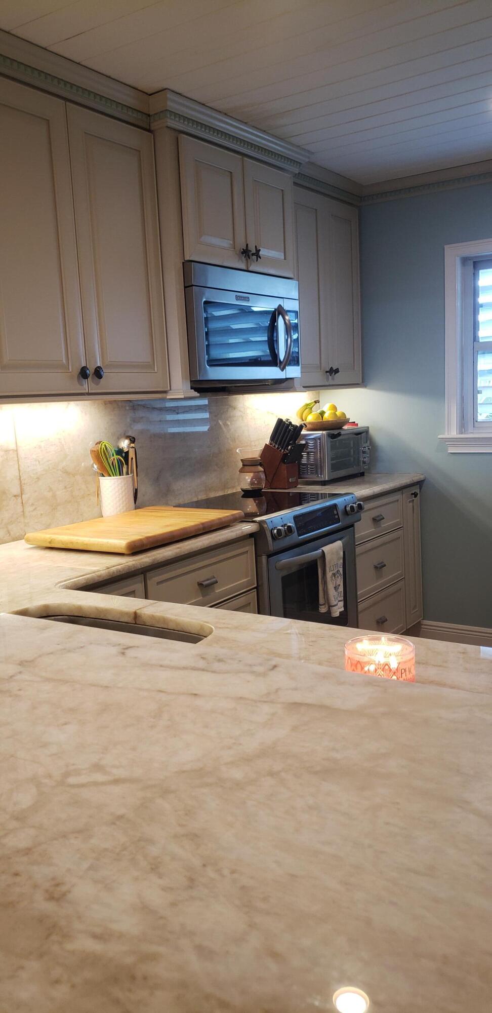 HUTCHINSON HOUSE CONDO - Residential Lease