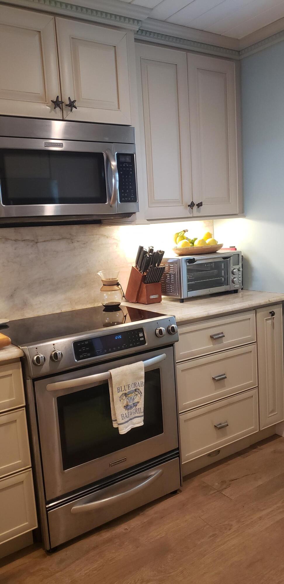 HUTCHINSON HOUSE CONDO - Residential Lease