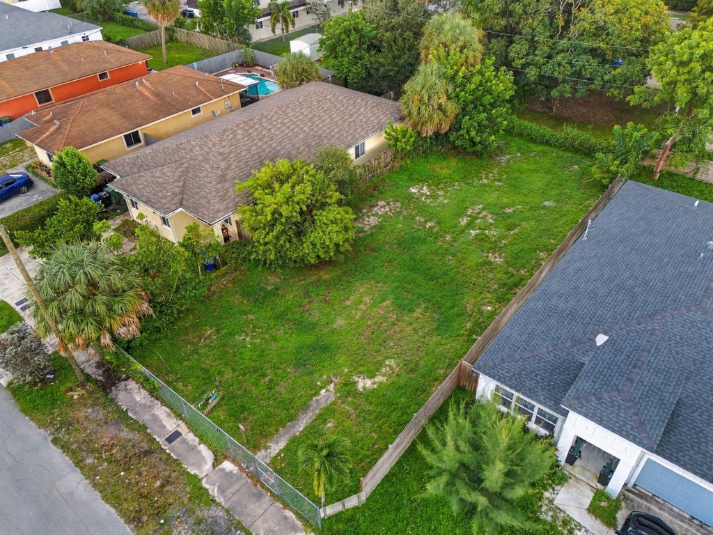 Photo of 1312 NW 2nd Street, Fort Lauderdale, FL 33311 (MLS # B26080504)