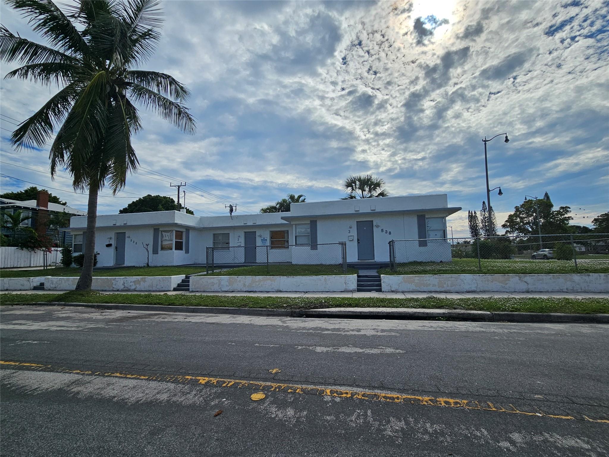Corner multi-family property presents a unique investment opportunity. Each unit boasts One bedrooms and One bathrooms,showcasing spacious living areas, Enclosed patio, open parking area,
Schedule a showing today to explore the potential of this triplex.