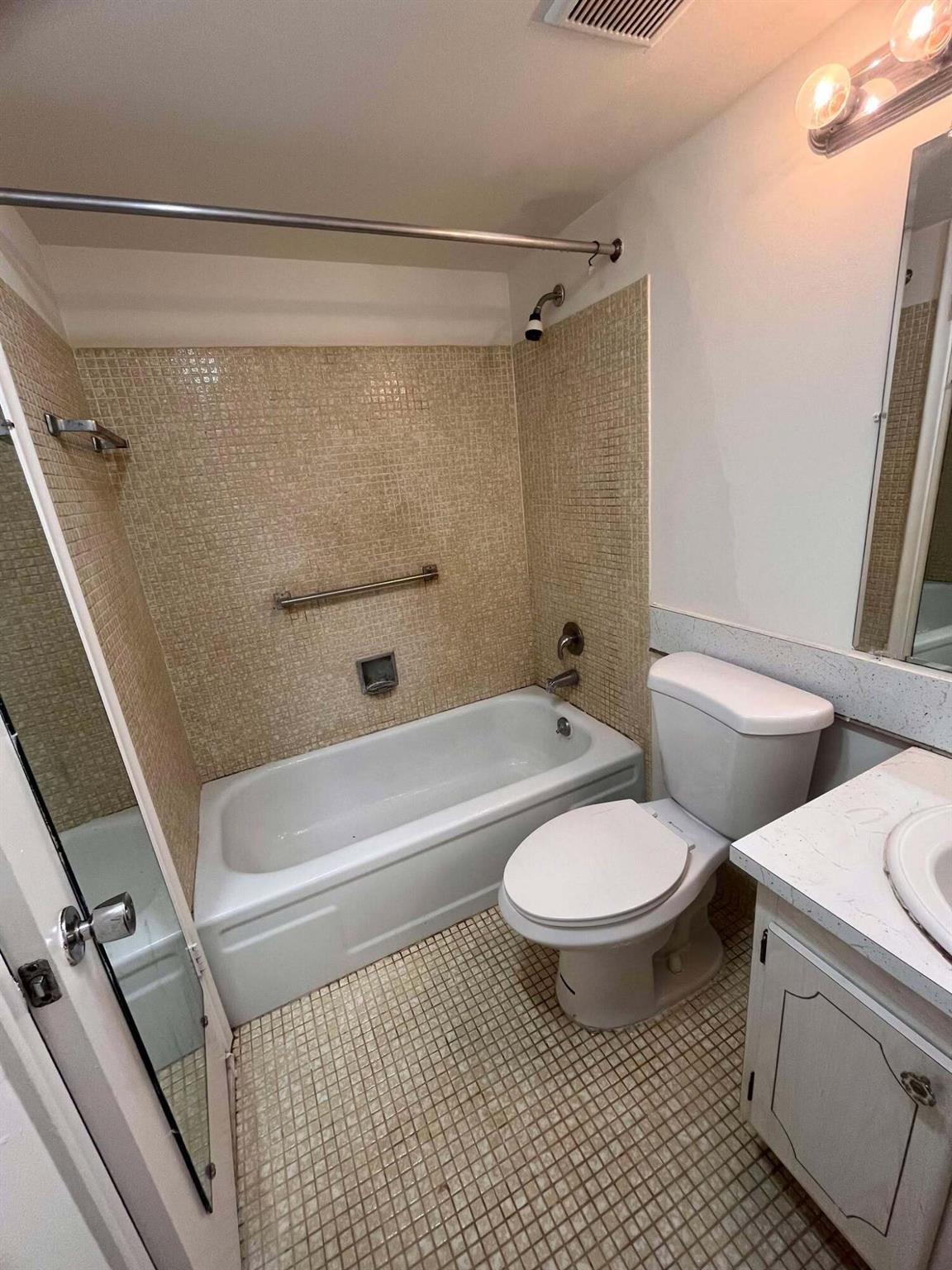 SOUTHAMPTON CONDO - Residential