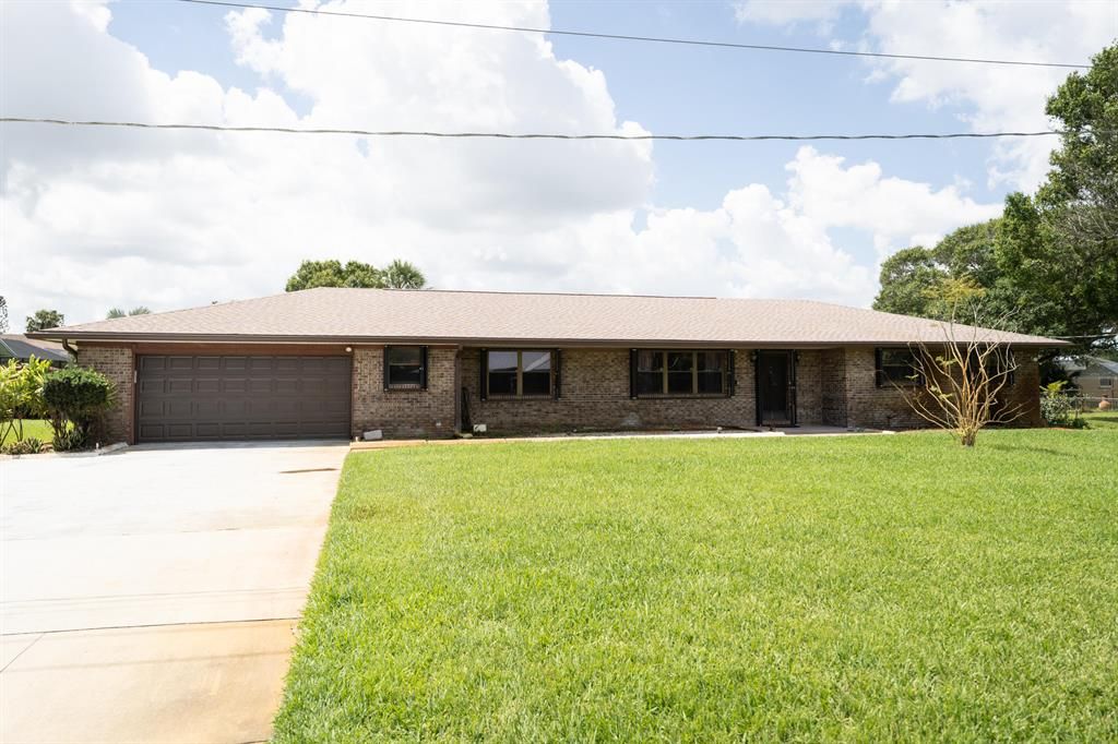 Photo of 905 W Weatherbee Road, Fort Pierce, FL 34982 (MLS # R10883797)