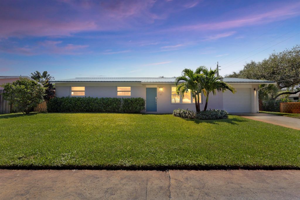 Photo of 47 Ridgewood Circle, Tequesta, FL 33469 (MLS # R11139798)