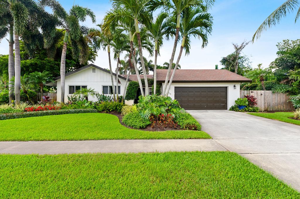 Photo of 556 SW 24th Avenue, Boynton Beach, FL 33435 (MLS # B26005972)