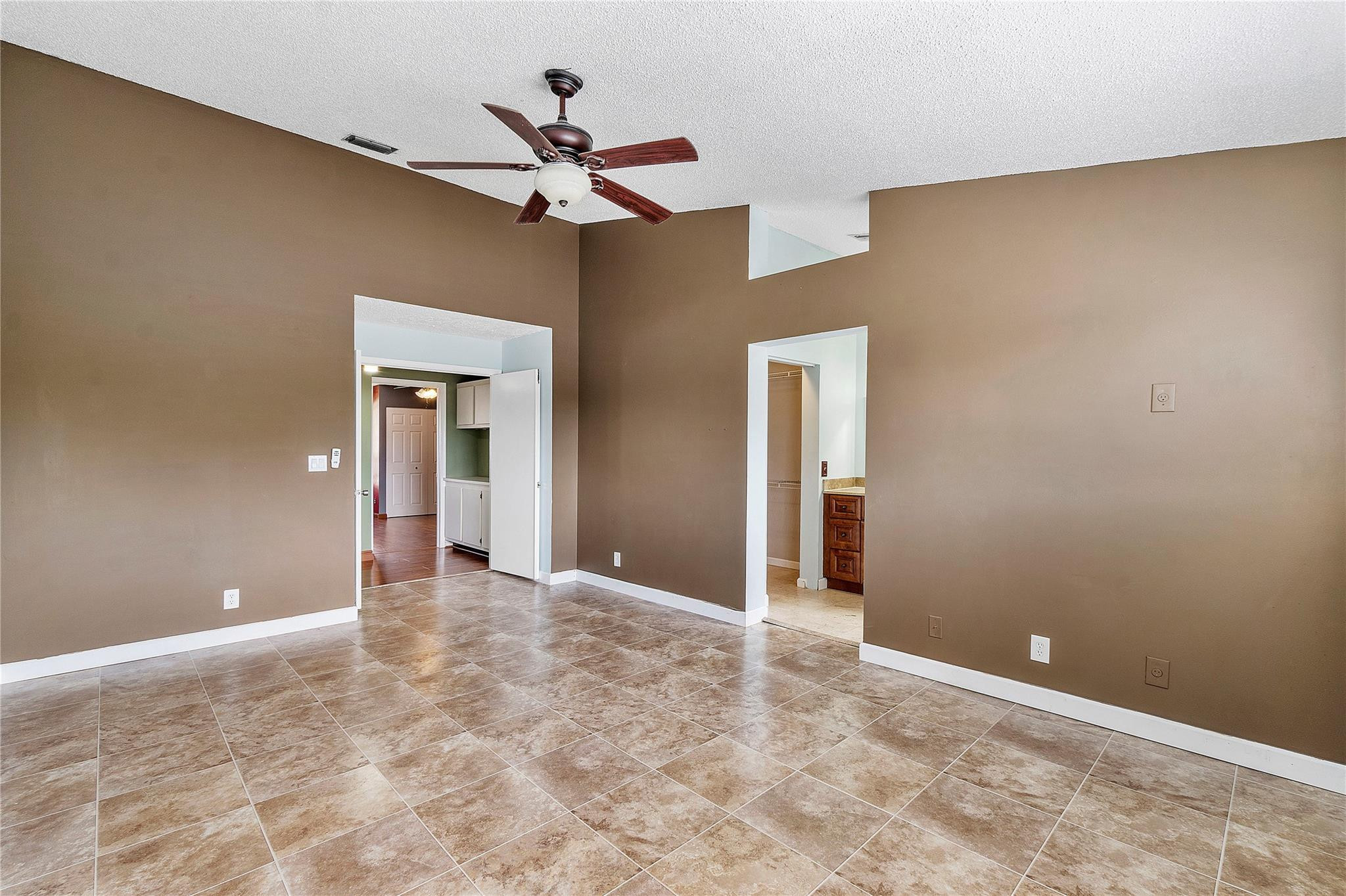 DISCOVERY POINTE - Residential