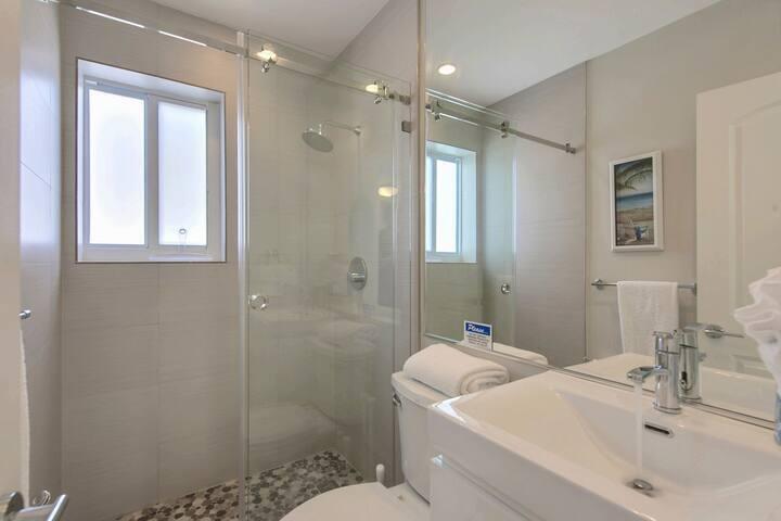 1705 N Riverside Drive 8