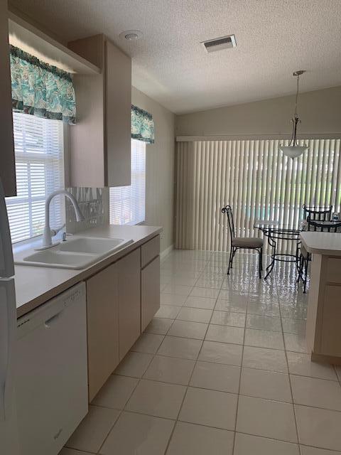 1777 SW Waterfall Boulevard, Palm City, FL, 34990/$359,000 4 1777 SW Waterfall Boulevard