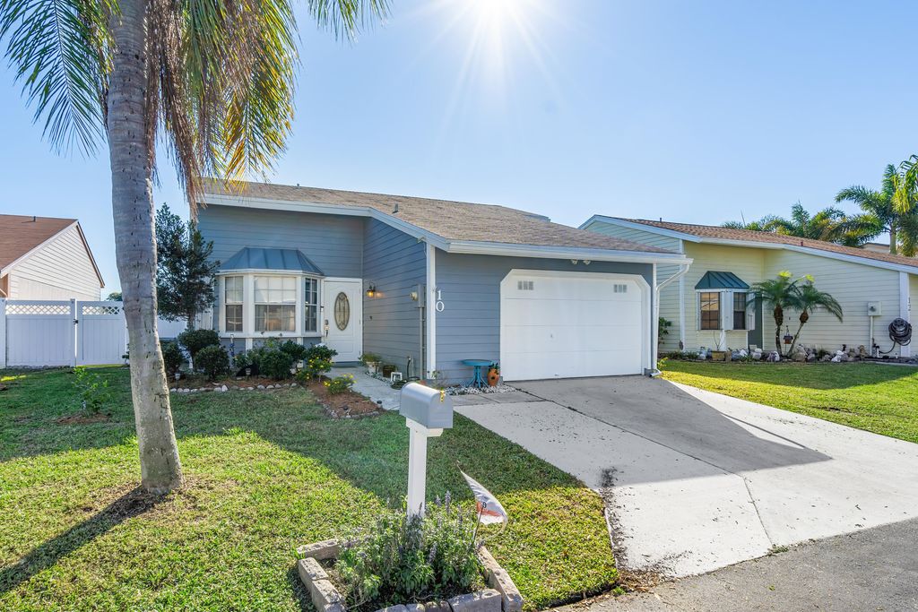 Photo of 10 Buxton Lane, Boynton Beach, FL 33426 (MLS # R10962452)