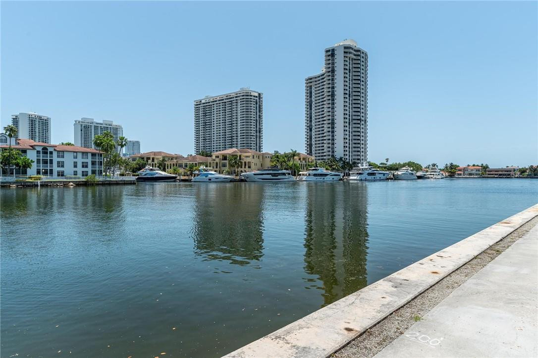 POINT EAST - Residential