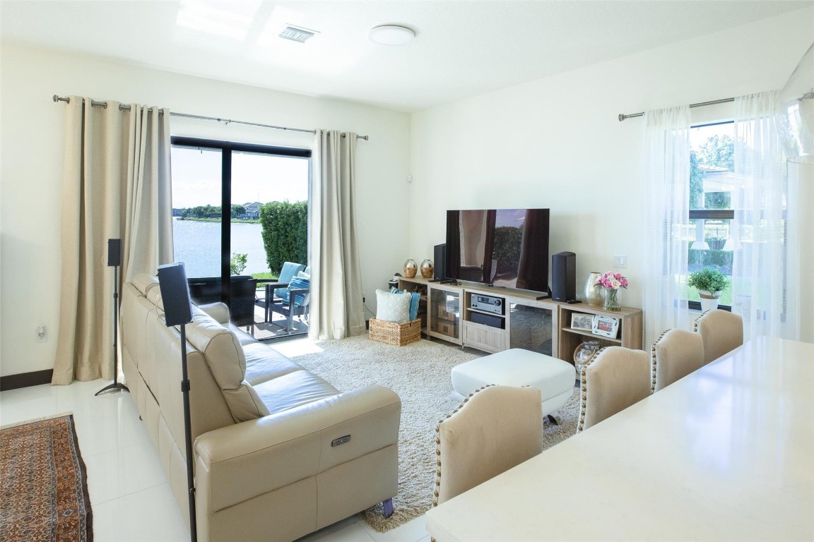 Dunnwoody Lake - Residential