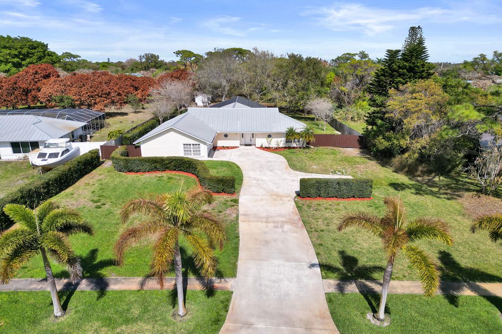 Photo of 901 NE Town Terrace, Jensen Beach, FL 34957 (MLS # R11167688)