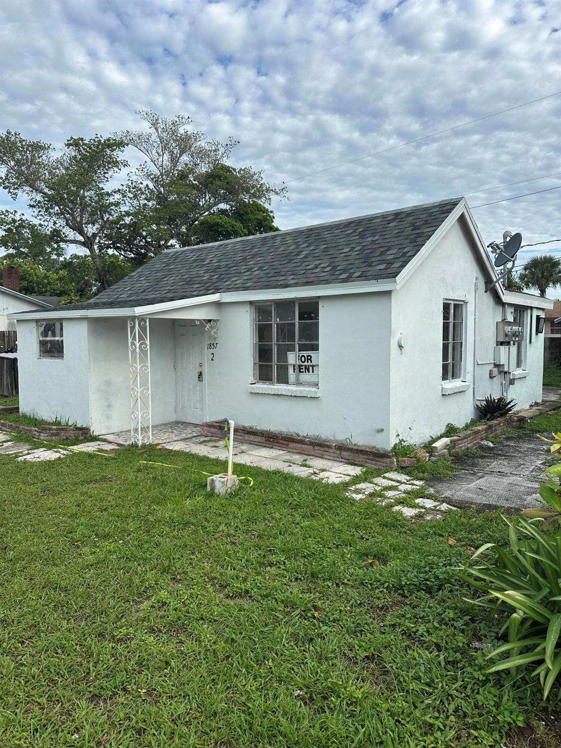Nice one Bedroom, One Bathroom at NW of PGA and US 1. Close to everything. Adjacent studio is also available and can be combined with this unit make in it 2 bedroom, 2 bathroom for $2000.
