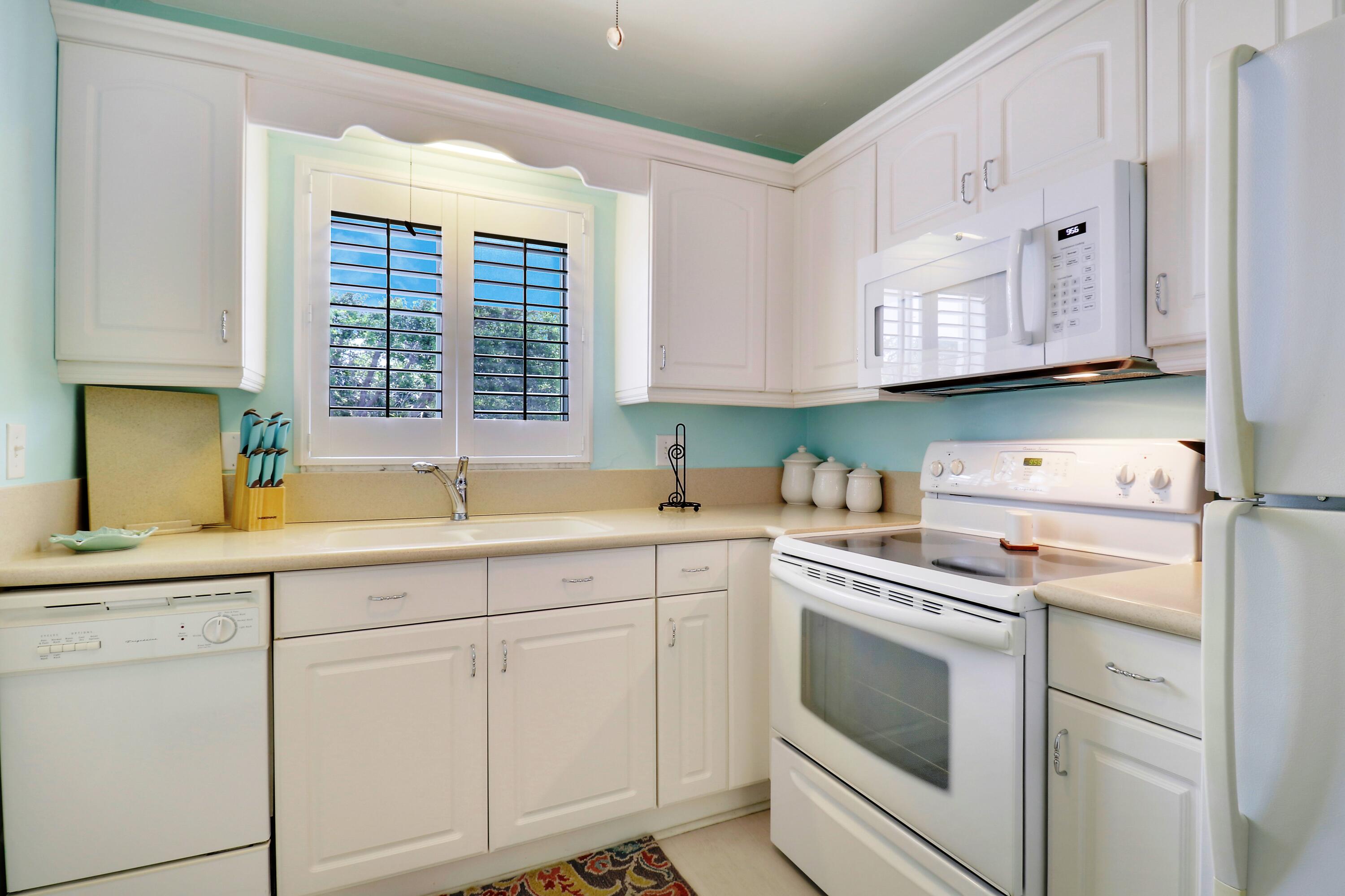 TEQUESTA GARDEN CONDO 3 - Residential