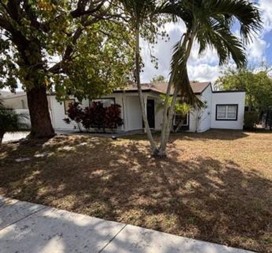 A premier West Palm Beach location awaits you! This charming 3 bedroom, 2 bathroom home has been updated and is waiting for you to move in. Ample space for you and your family to enjoy without losing that quaint, cozy atmosphere. This home is situated in a friendly community just minutes away from shopping, schools and fun! New Year, New Address! >