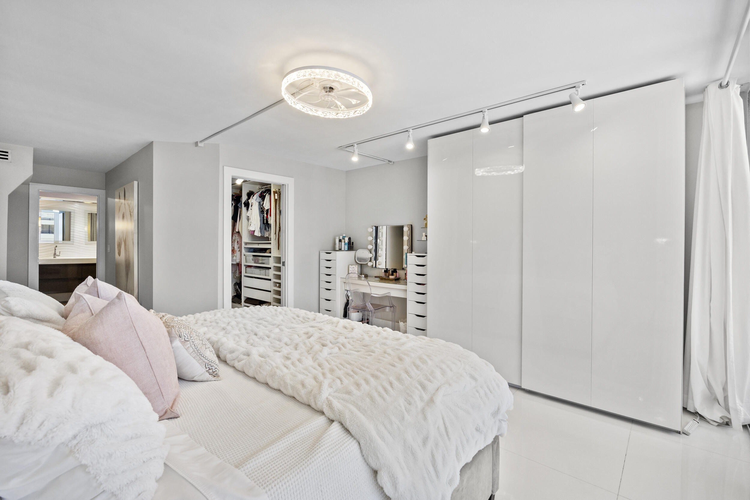 BARCLAY CONDO - Residential
