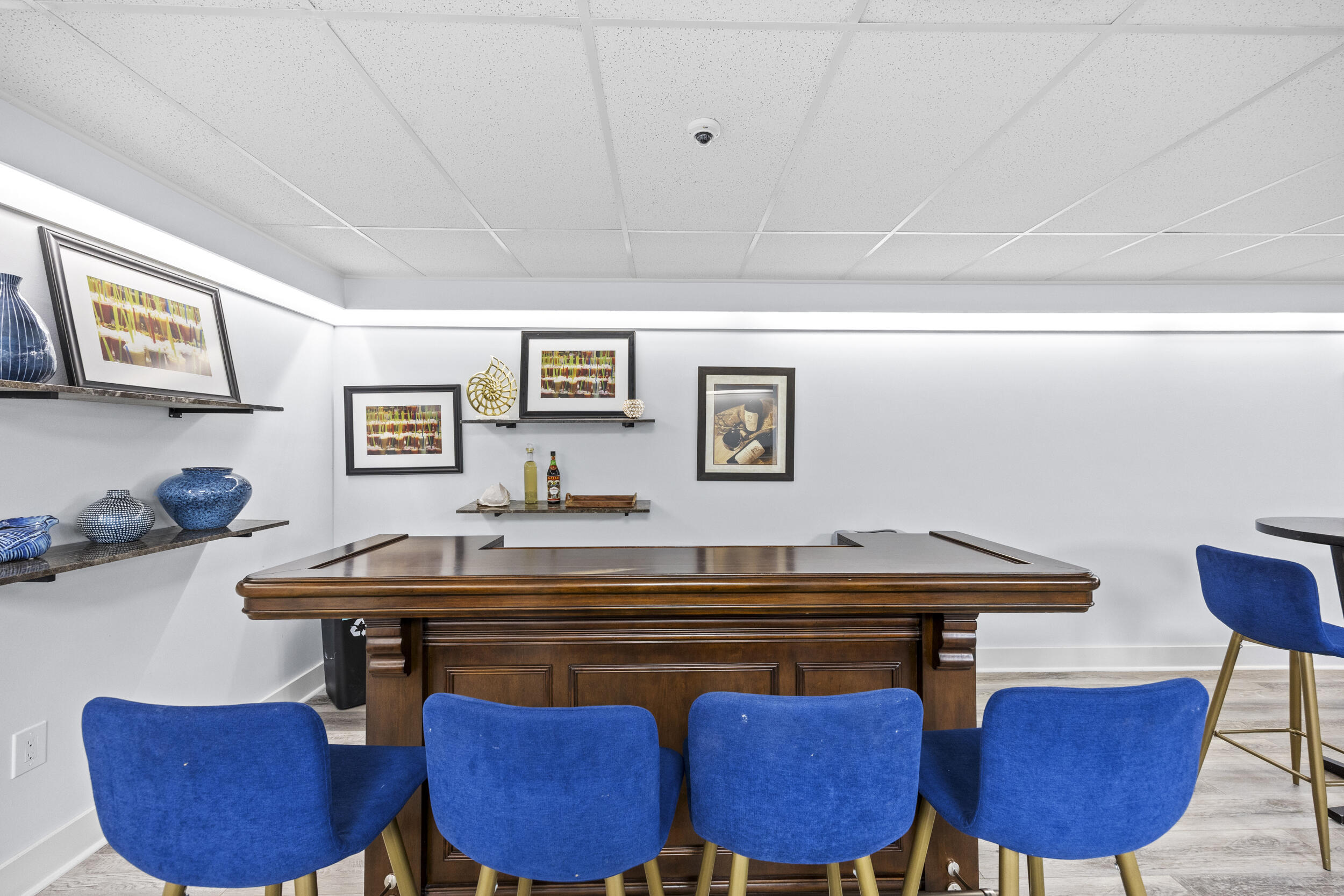 BARCLAY CONDO - Residential