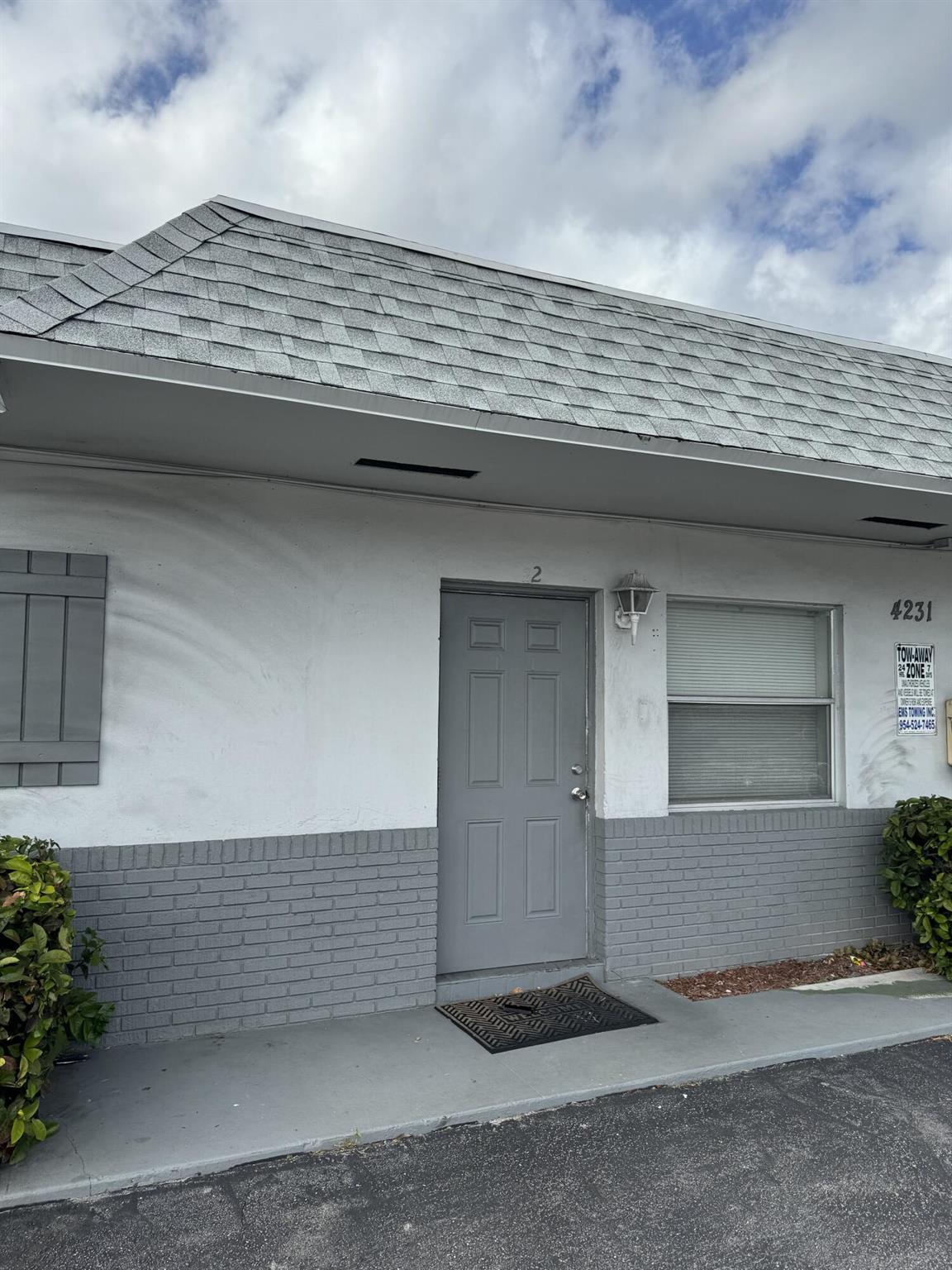 2 bedroom 1 bath central ac fresh paint and clean unit ready now