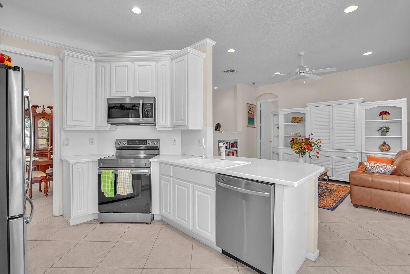 West Palm Beach, Florida 33411, United States, 3 Bedrooms Bedrooms, ,2 BathroomsBathrooms,Residential,Pending,209454