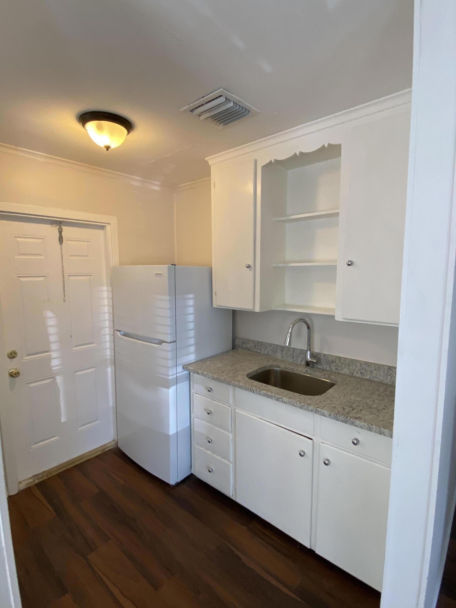 816 W 4TH Street