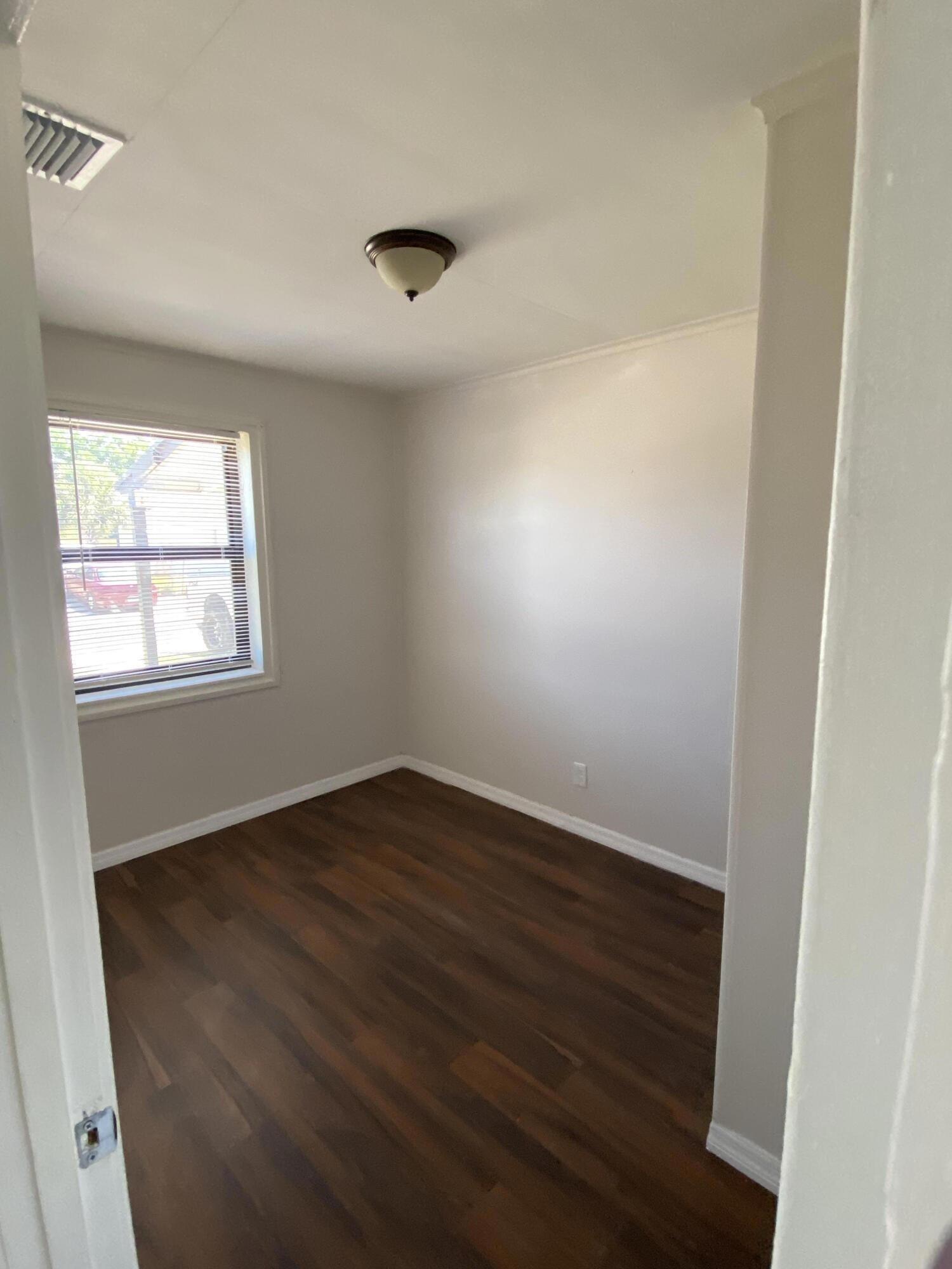 816 W 4TH Street