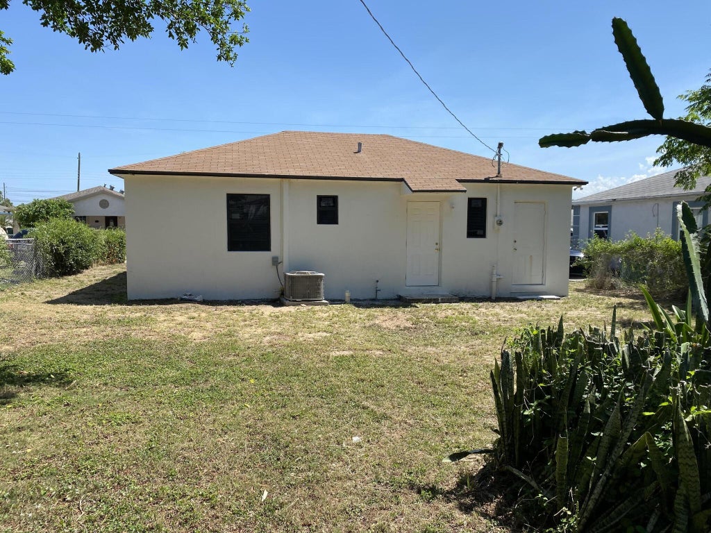 Photo of 816 W 4TH Street, Riviera Beach, FL 33404 (MLS # B26062411)