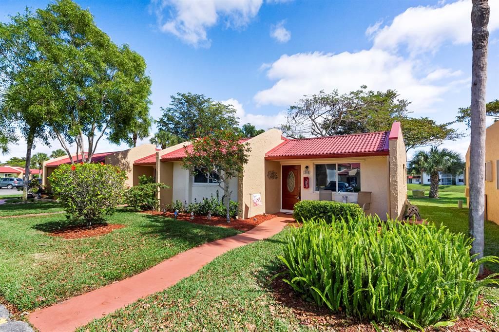 Photo of 318 Lake Evelyn Drive #318, West Palm Beach, FL 33411 (MLS # R10695114)