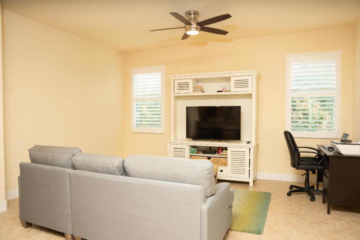 1080 Southlakes Way SW