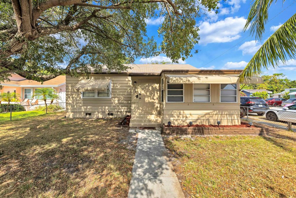 Photo of 1031 N C Street, Lake Worth Beach, FL 33460 (MLS # R11086649)