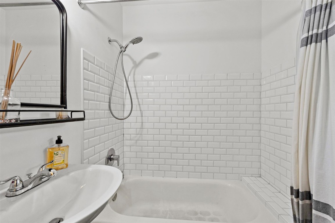 RIVER OAKS - Residential Lease