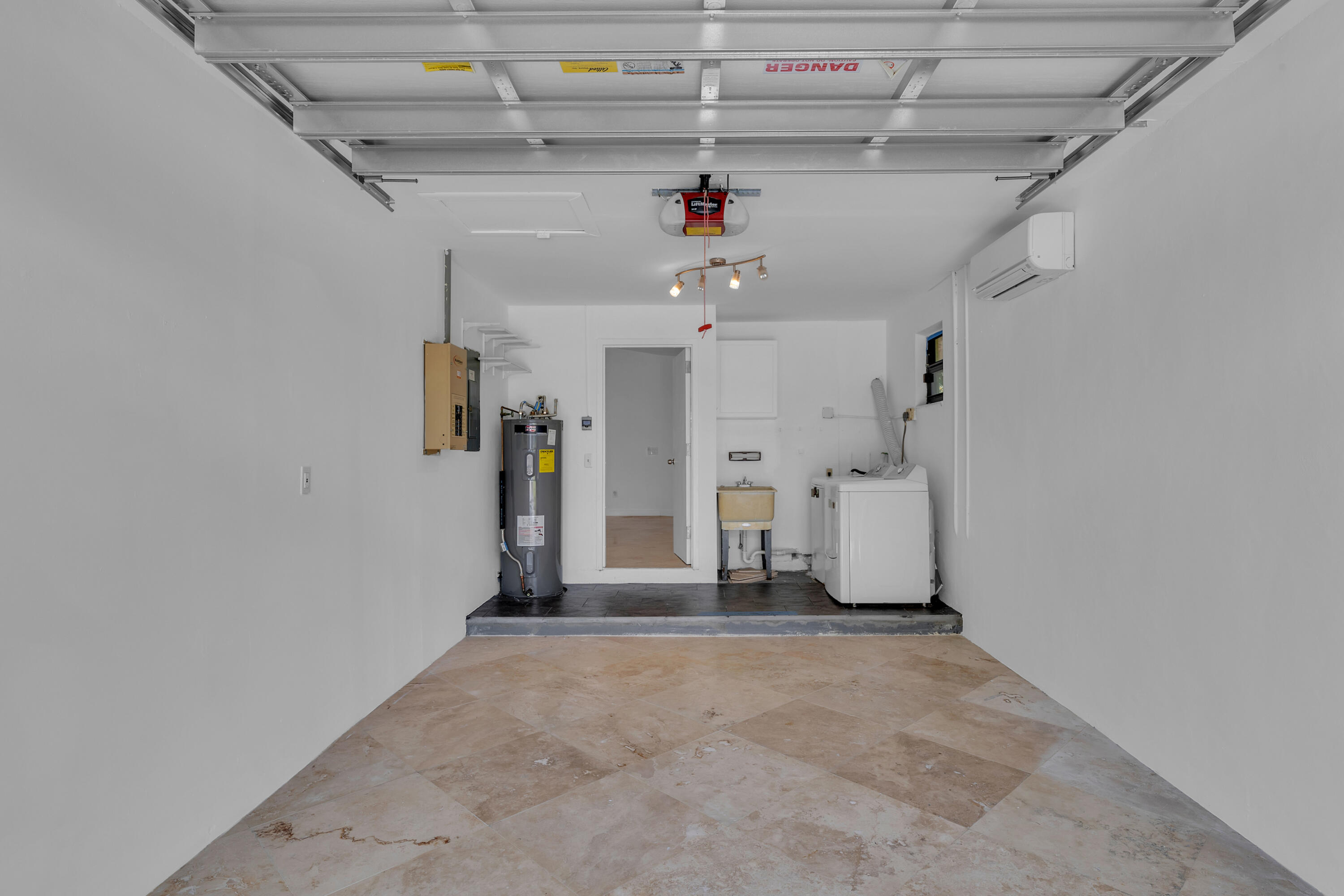 FLAMINGO MANORS - Residential Lease