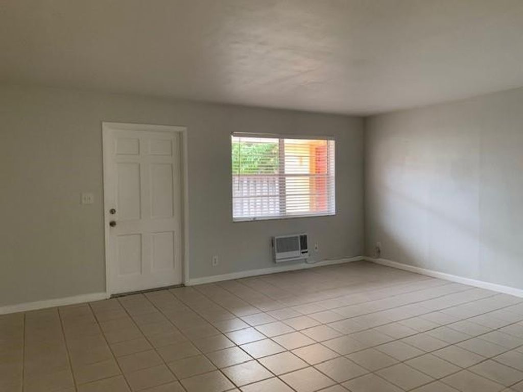 Photo of 1129 NE 17th Terrace #4, Fort Lauderdale, FL 33304 (MLS # F10545419)