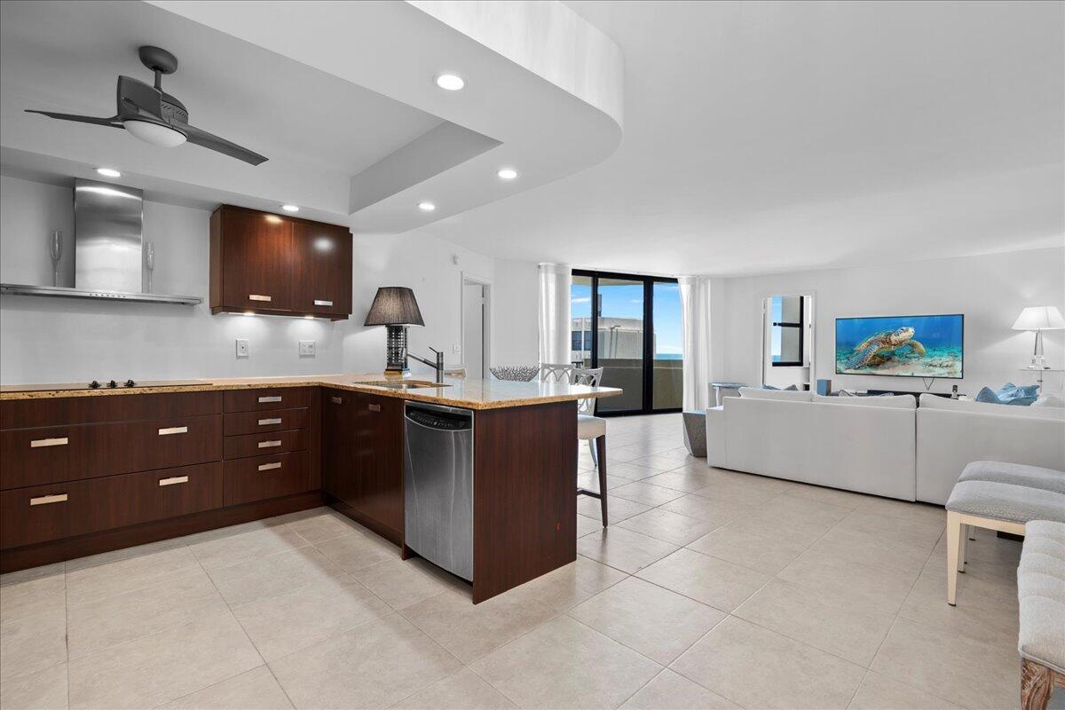 2800 N Ocean Drive B-24d, Singer Island, FL, 33404/$575,000 2 2800 N Ocean Drive B-24d