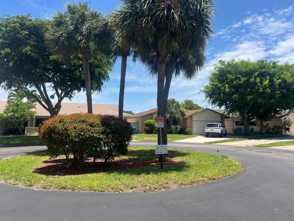 Photo of 7 Islington Place, Boynton Beach, FL 33426 (MLS # R11105008)