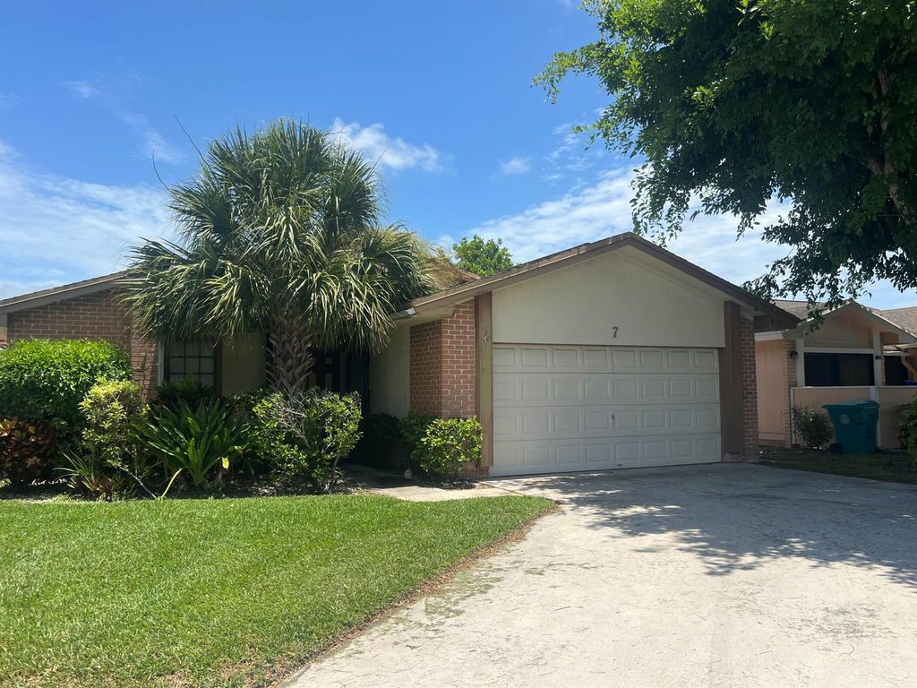 Photo of 7 Islington Place, Boynton Beach, FL 33426 (MLS # R11105008)