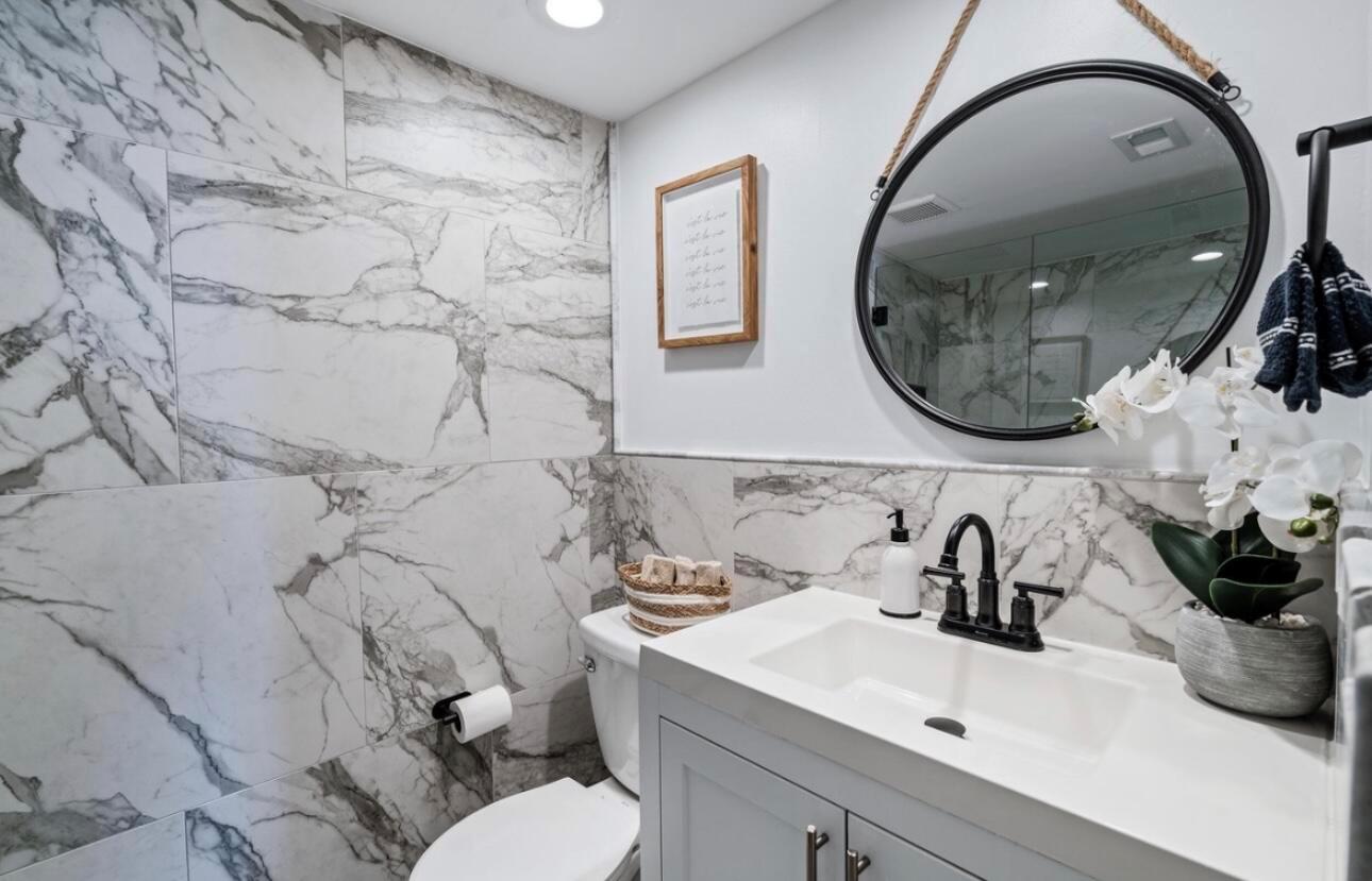 Furnished. 2/2 townhouse. On golf course with pool steps away from the front door. Remondled, washer and dryer in unit, marble bathroom with stand alone tub. Safe and friendly neighborhood. Huge master bedroom. Message me with any questions.
