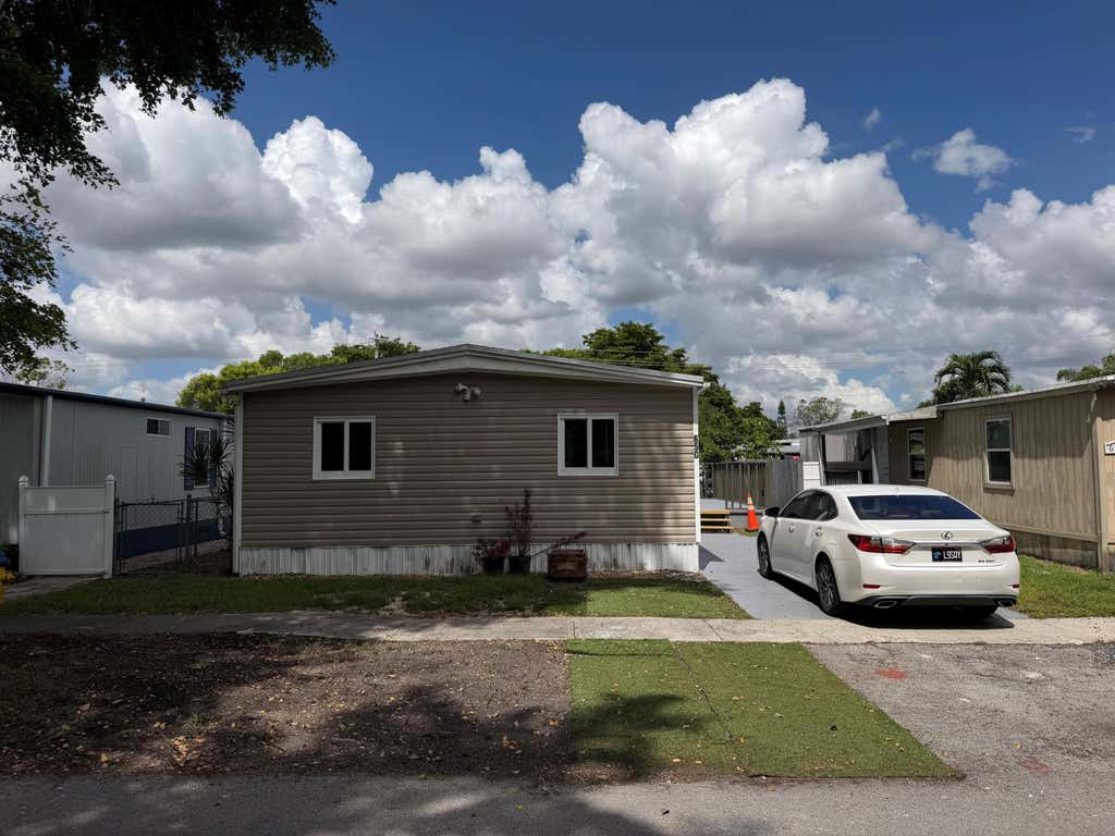 Photo of 650 NW 214TH Avenue, Pembroke Pines, FL 33029 (MLS # B26062521)