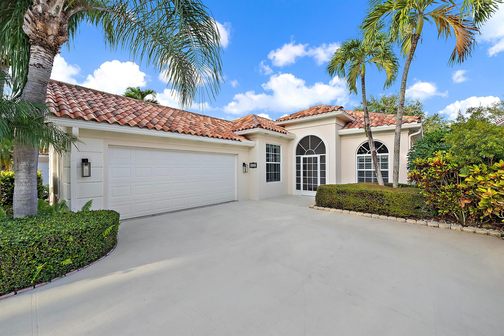 Charming 3BD/3BA Oakmont with bonus studio by Divosta Homes on a private waterfront lot near the cul-de-sac. Features include an oversized screened lanai, 12 ft vaulted ceilings, open kitchen with ample cabinets and counters, and a spacious primary suite with his-and-hers baths, Roman tub, walk-in shower, and generous closet space. Two guest rooms share a full bath. New hurricane impact windows! Comcast internet/cable included in HOA. RiverWalk offers resort-style living with 3 heated pools, 8 tennis courts, pickleball, fitness center, bocce, trails, playground, and on-site dining at ''Centanni'' Italian restaurant. Enjoy a library, salon, post office, and activities like yoga, aqua aerobics, and bridge--all with no high country club fees. Convenient to Turnpike, PBI Airport, downtown WPB!