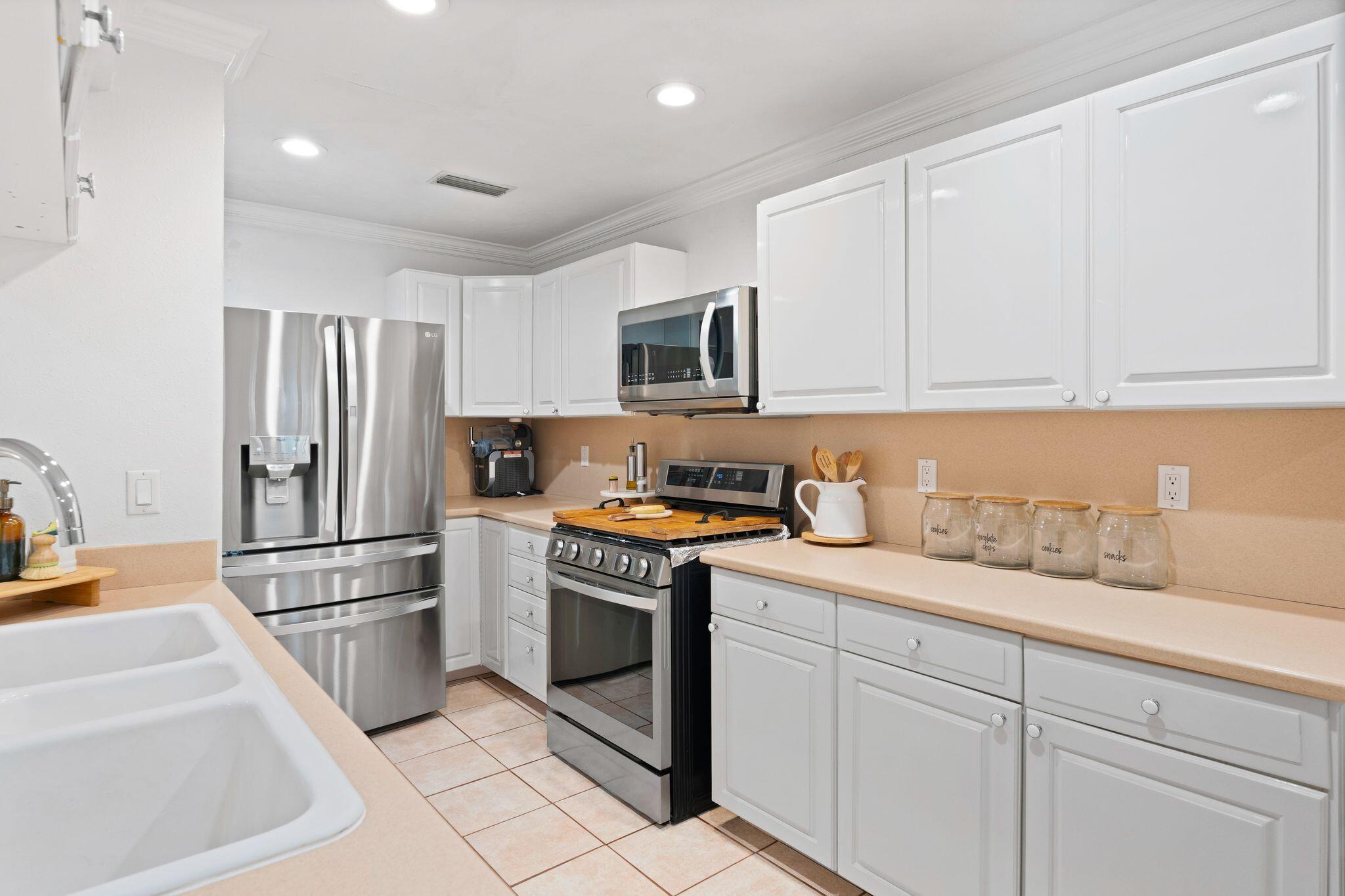 4200; TROPCL SHRS,27TH ST - Residential