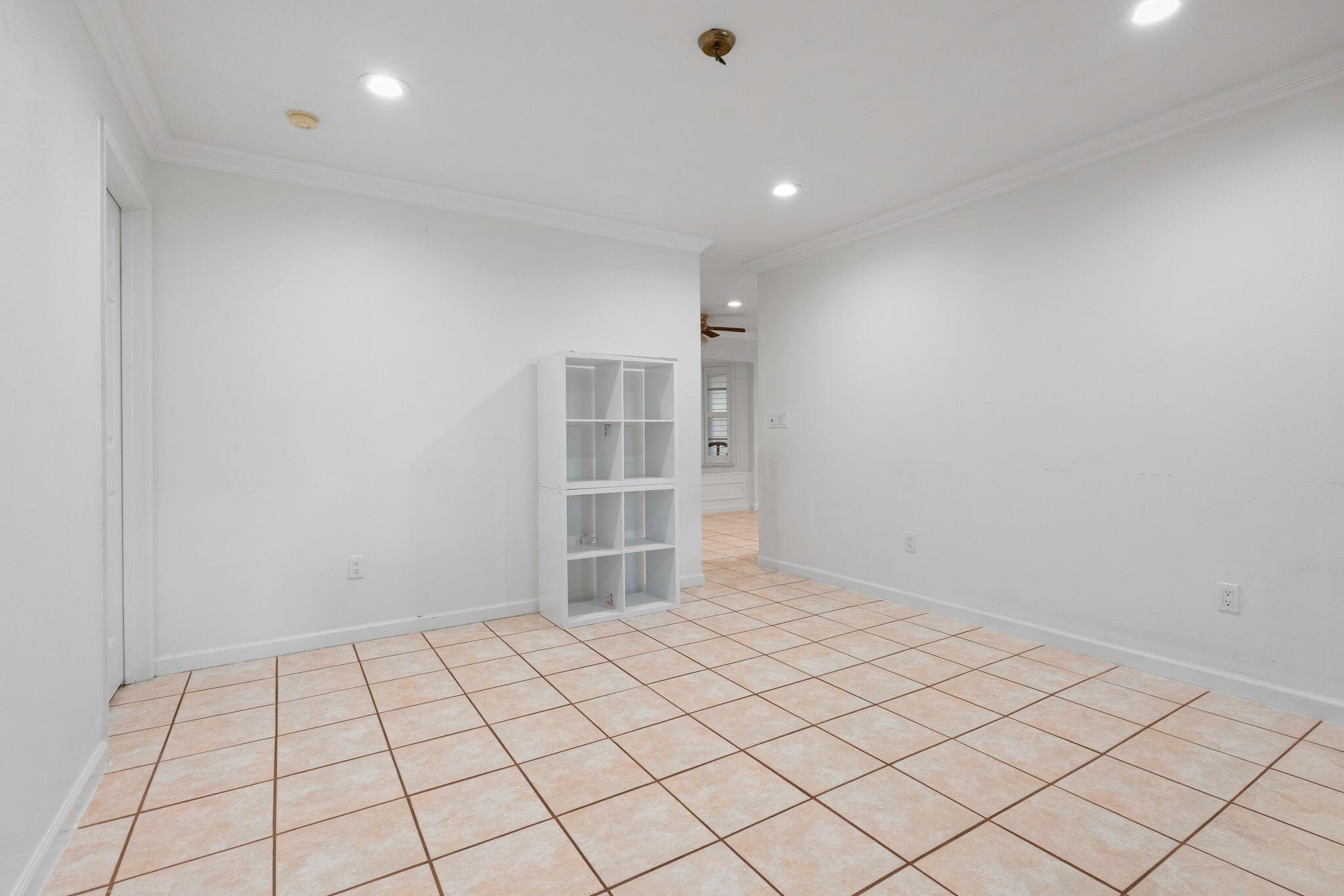 4200; TROPCL SHRS,27TH ST - Residential