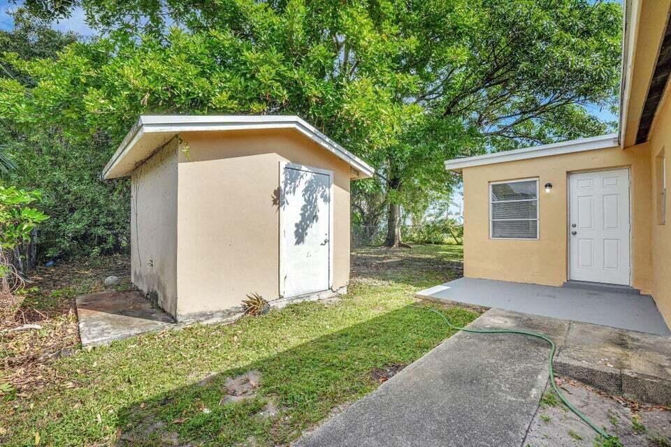 ACADEMY AWARD SEC 4 REPLA - Residential Lease