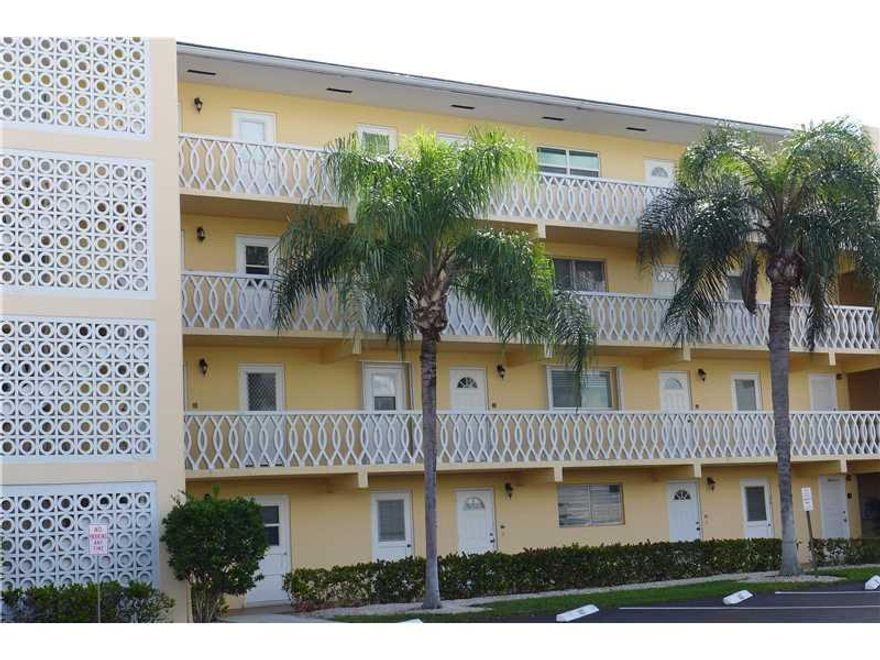 Gorgeous water views of Hillsboro River and Beautiful homes of Royal Palm. Spacious 1 bedroom 1 bath with large screened balcony, tiled floors and in great condition. Just blocks to shopping, banking, Library, restaurants & LA Fitness.
