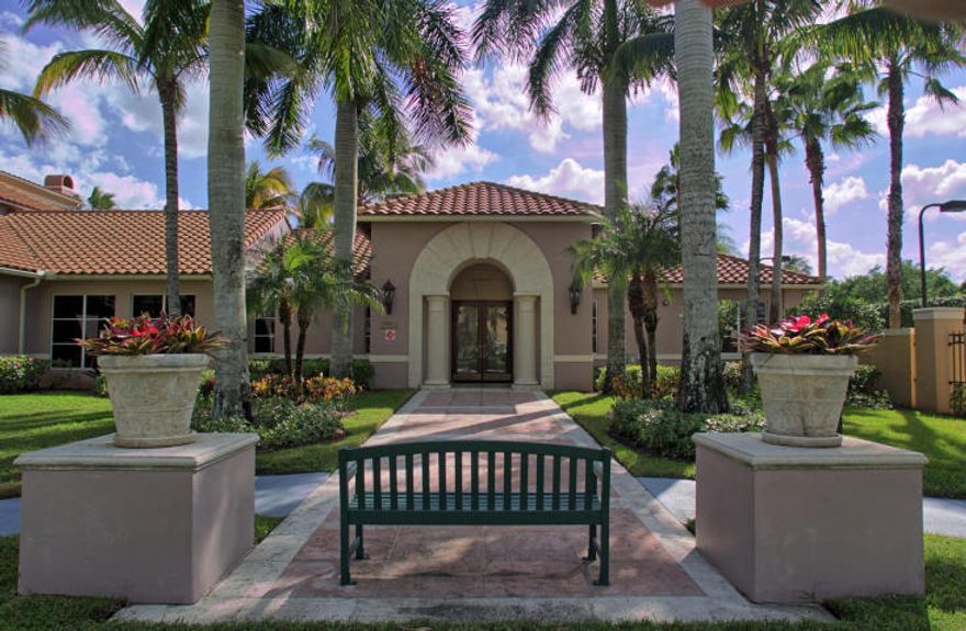 Beautiful unit with upgraded wood laminate flooring throughout. Lovely 3 Bedroom with 2 full bath located in a private quiet location and just steps from St. Andrews magnificent facilities and entrance. This unit also includes an extra large garage.