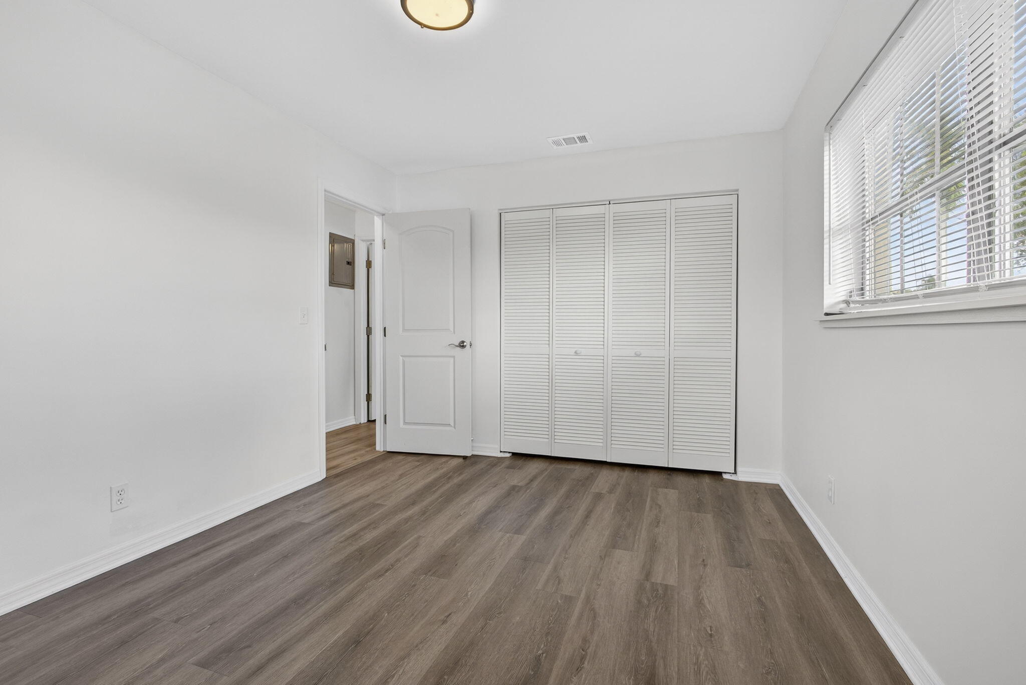 CRESTHAVEN VILLAS 6 CONDO - Residential