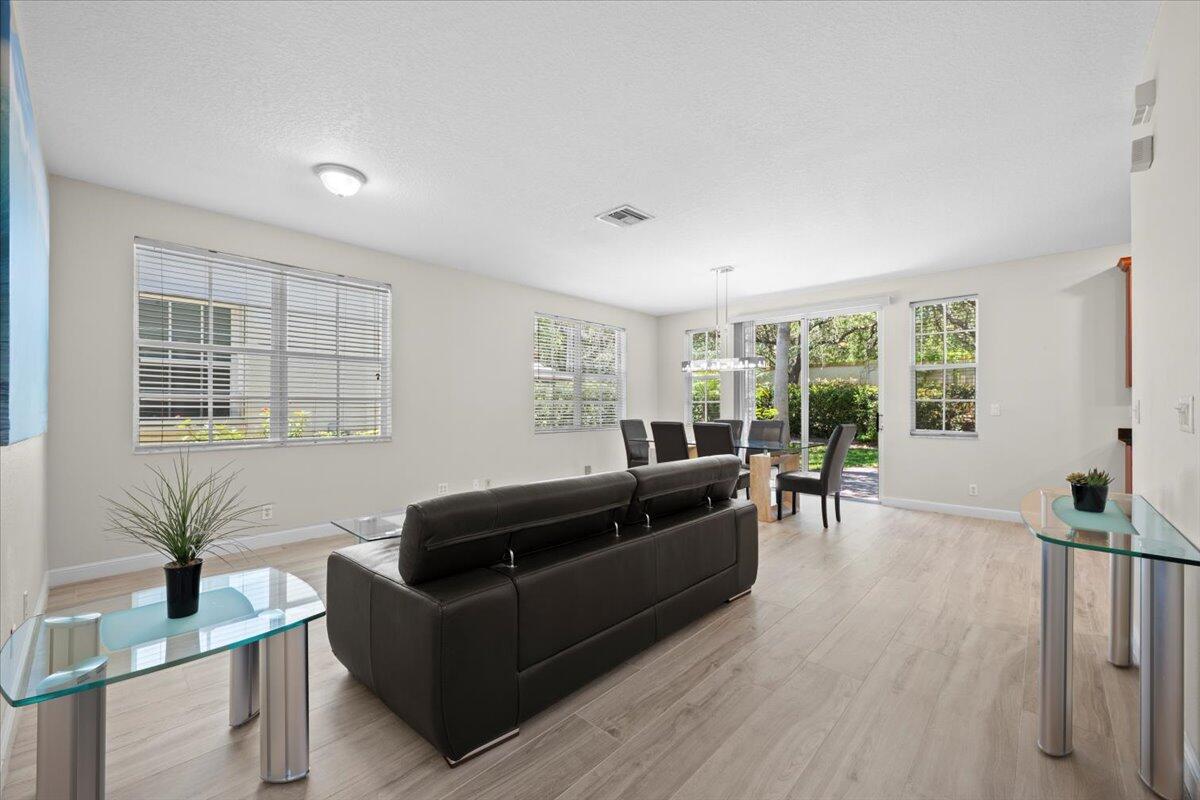 615 Castle Drive, Palm Beach Gardens, FL, 33410/$769,000 3 615 Castle Drive