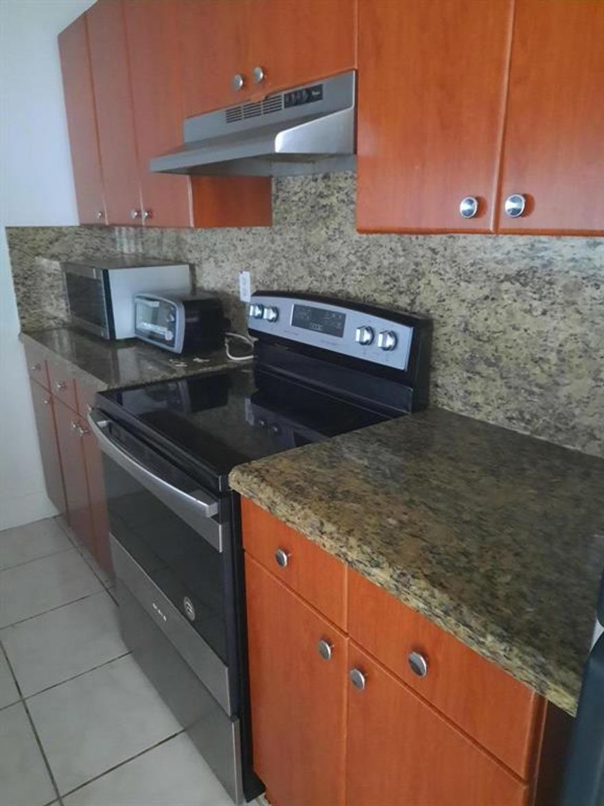 Corner unit  good schools . screen porch  freshly painted. Tile flooring  Patio. Plenty of parrking . Availble immediately Fast  Approval .No Credit score rrequirement