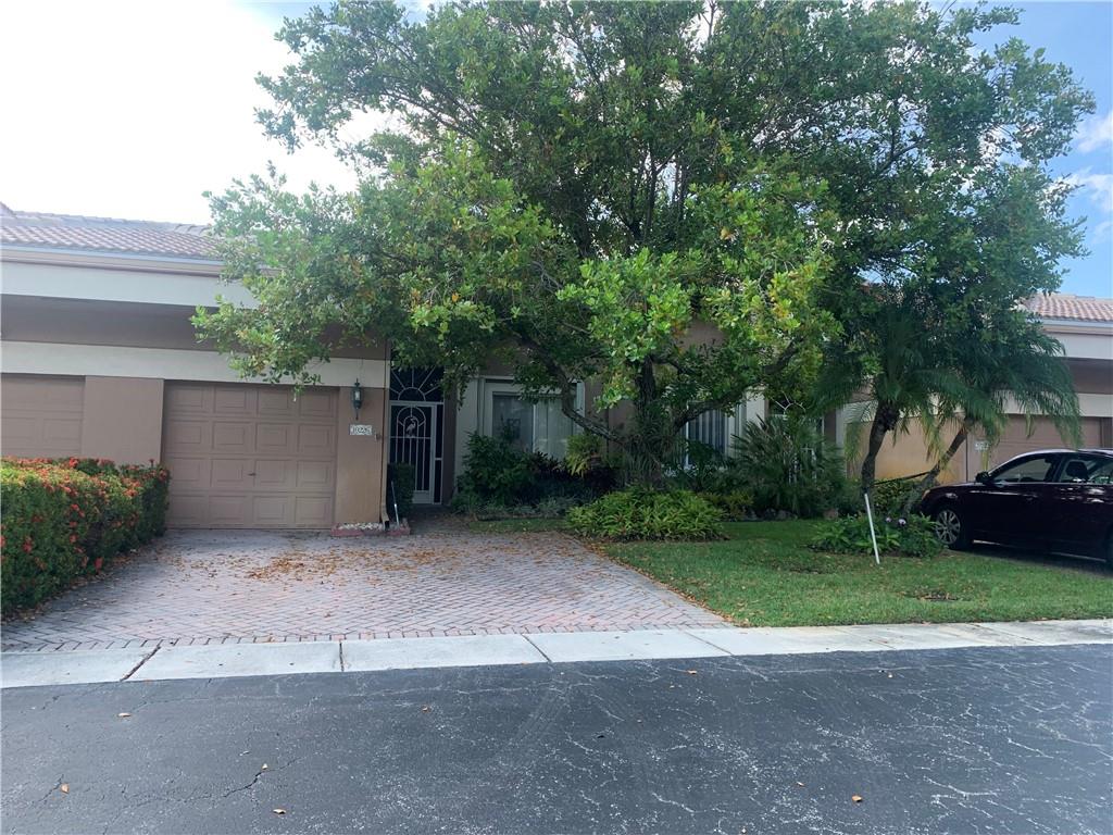 Lovely, 2-bedroom, 2-bath villa with a 1-car garage and 2-parking spaces. Located in Kings Point, an active adult 55+ community with security gate. It has an updated kitchen with wood cabinets and a large screened patio facing a private garden view. Roof was installed in 2022. All Kings Point amenities are included in the maintenance including a 1000 seat theater, clubs, exercise room, indoor pool and pool room. May be sold with some furniture if buyer desires. Sold as-is. Small dog allowed. No lease the first year of ownership.