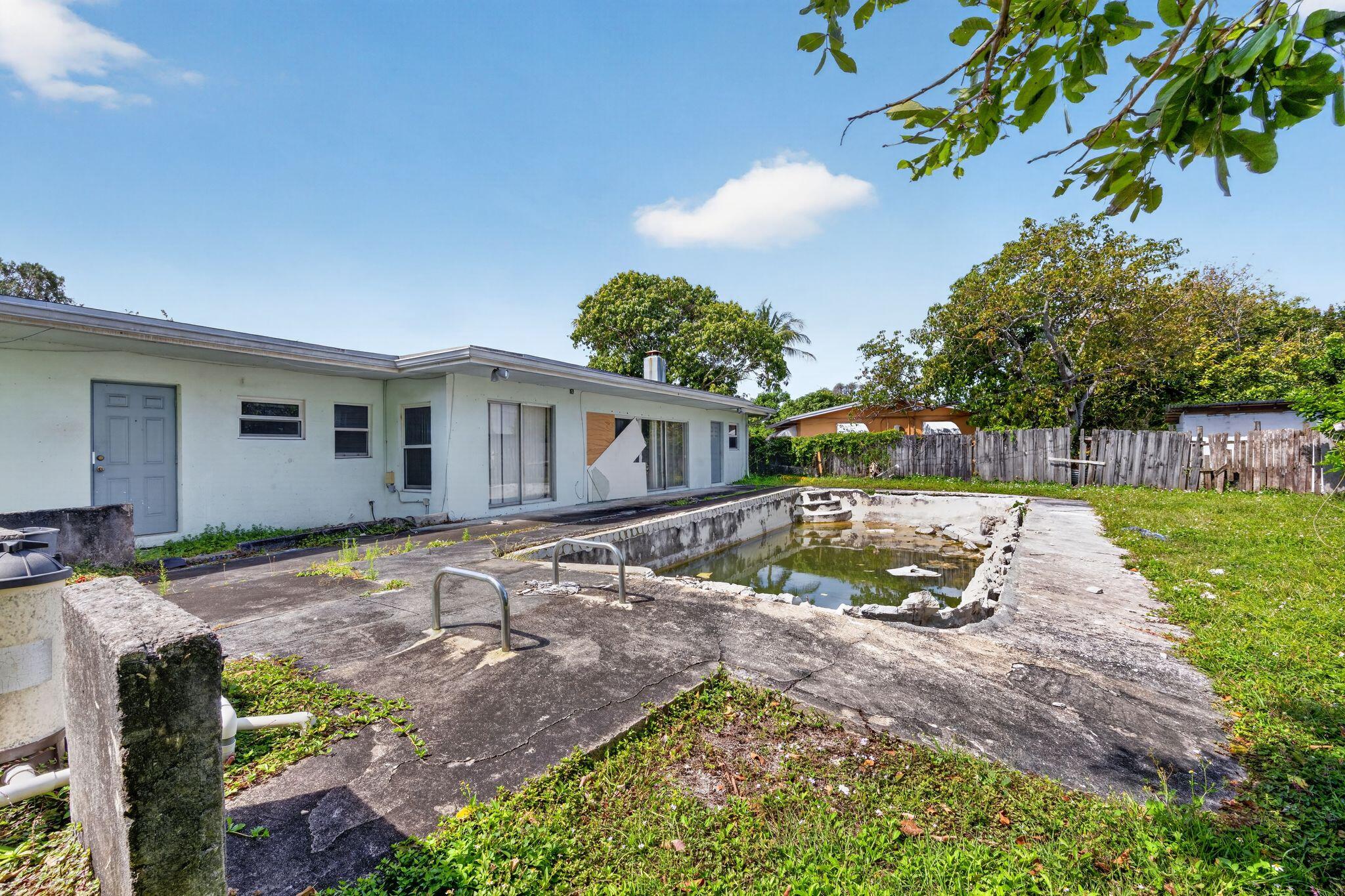 LAUDERDALE VILLAS - Residential