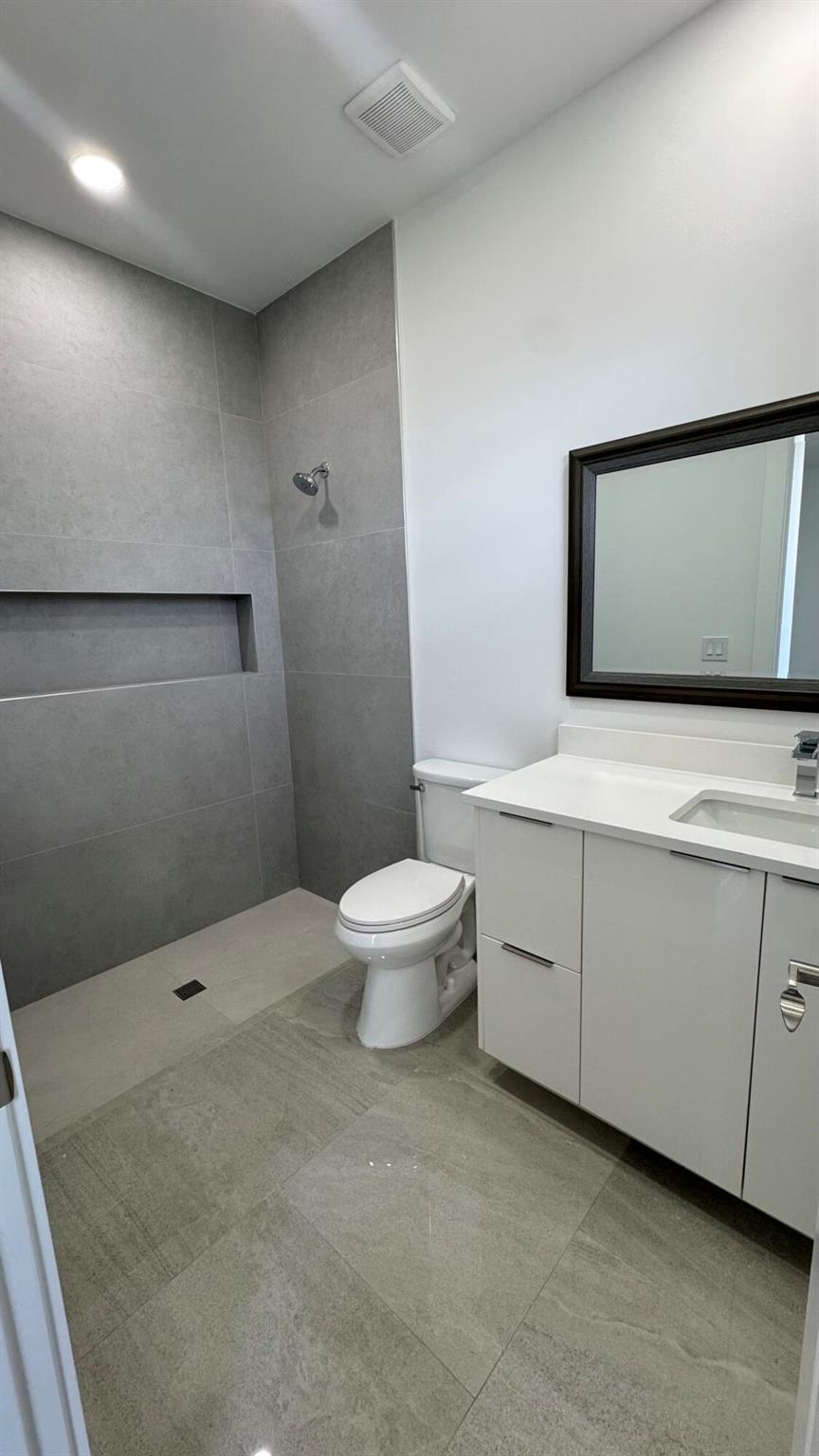 LAKEWOOD GARDENS PL 1 IN - Residential Lease