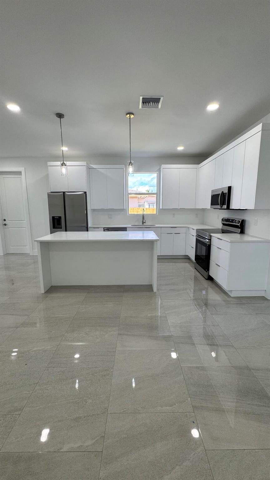 LAKEWOOD GARDENS PL 1 IN - Residential Lease